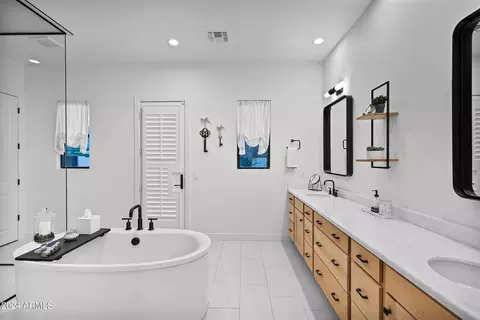Bath - 2668 E Kingbird Ct, Gilbert, AZ 85297 photo 5 of 9