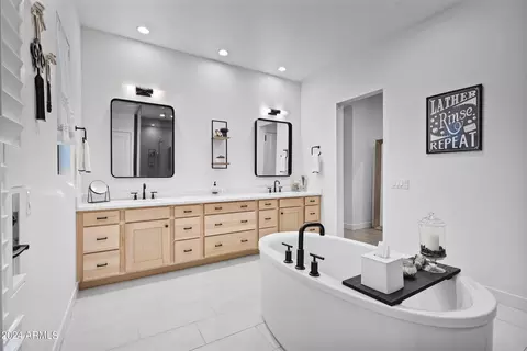 Bath - 2668 E Kingbird Ct, Gilbert, AZ 85297 photo 6 of 9