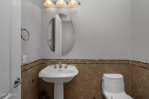 Bath - 5131 N 34th Way, Phoenix, AZ 85018 photo 9 of 9
