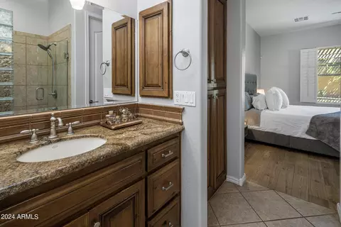 Bath - 5131 N 34th Way, Phoenix, AZ 85018 photo 2 of 9