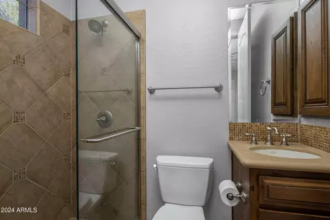 Bath - 5131 N 34th Way, Phoenix, AZ 85018 photo 8 of 9