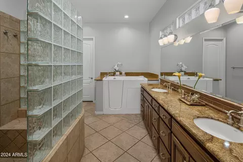 Bath - 5131 N 34th Way, Phoenix, AZ 85018 photo 1 of 9