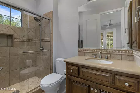 Bath - 5131 N 34th Way, Phoenix, AZ 85018 photo 7 of 9