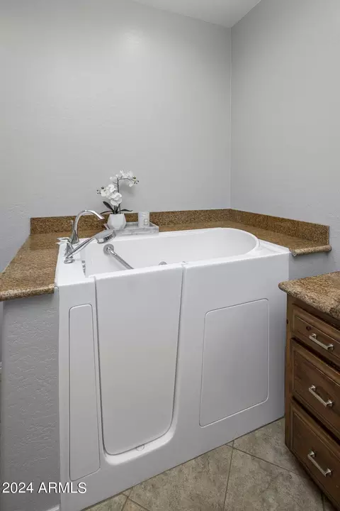 Bath - 5131 N 34th Way, Phoenix, AZ 85018 photo 3 of 9