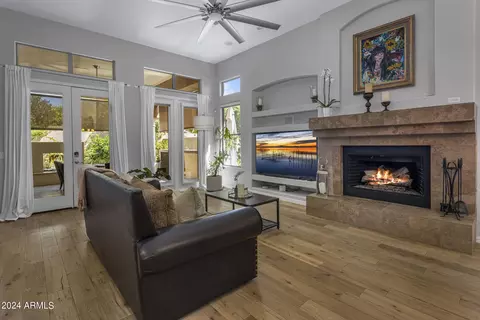 Living - 5131 N 34th Way, Phoenix, AZ 85018 photo 2 of 2