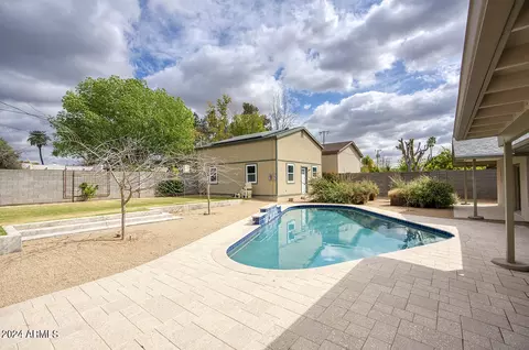 110 E Harmont Dr, Phoenix, AZ 85020 photo 2