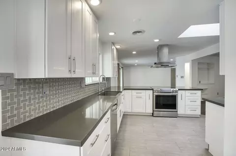110 E Harmont Dr, Phoenix, AZ 85020 photo 6