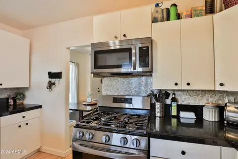 Kitchen - 11 E Vogel Ave, Phoenix, AZ 85020 photo 4 of 4