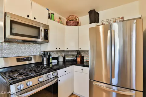 Kitchen - 11 E Vogel Ave, Phoenix, AZ 85020 photo 3 of 4