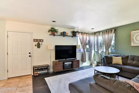 Dining - 11 E Vogel Ave, Phoenix, AZ 85020 photo 1 of 3