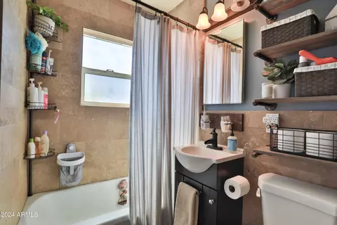 Bath - 11 E Vogel Ave, Phoenix, AZ 85020 photo 1 of 1