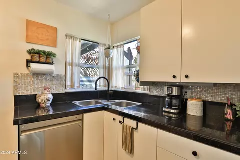 Kitchen - 11 E Vogel Ave, Phoenix, AZ 85020 photo 2 of 4