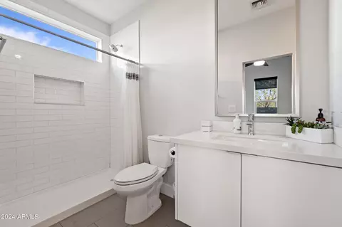 Bath - 2709 E Caldwell St, Phoenix, AZ 85042 photo 2 of 7