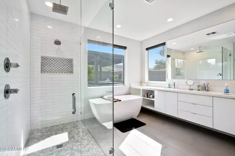 Bath - 2709 E Caldwell St, Phoenix, AZ 85042 photo 4 of 7