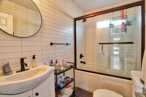 Bath - 1133 E Townley Ave, Phoenix, AZ 85020 photo 1 of 2