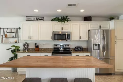 Kitchen - 1019 E Tonto St, Apache Junction, AZ 85119 photo 4 of 7