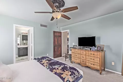 Bedroom - 4807 E Abraham Ln, Phoenix, AZ 85054 photo 3 of 11
