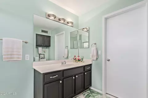 Bath - 4807 E Abraham Ln, Phoenix, AZ 85054 photo 4 of 5