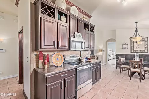 Kitchen - 4807 E Abraham Ln, Phoenix, AZ 85054 photo 2 of 3