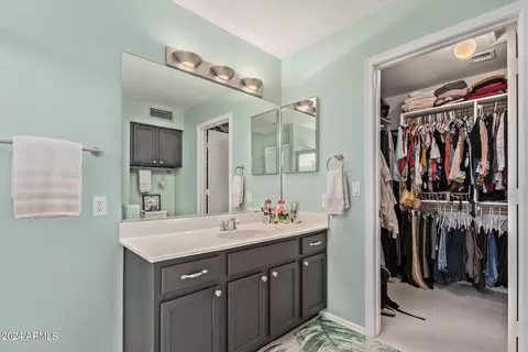 Bath - 4807 E Abraham Ln, Phoenix, AZ 85054 photo 3 of 5