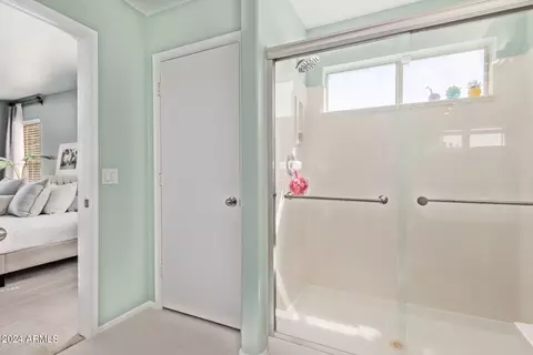 Bath - 4807 E Abraham Ln, Phoenix, AZ 85054 photo 1 of 5