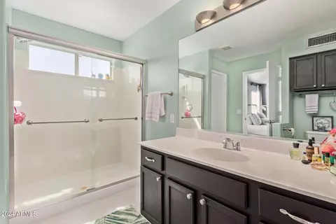 Bath - 4807 E Abraham Ln, Phoenix, AZ 85054 photo 2 of 5