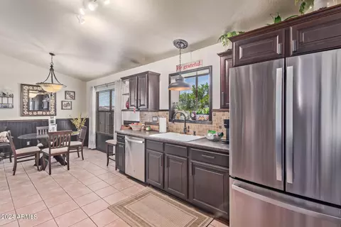 Kitchen - 4807 E Abraham Ln, Phoenix, AZ 85054 photo 3 of 3