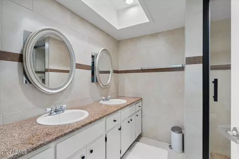Bath - 3716 E Mercer Ln, Phoenix, AZ 85028 photo 1 of 3