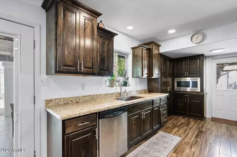 Kitchen - 3716 E Mercer Ln, Phoenix, AZ 85028 photo 6 of 7