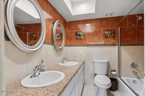 Bath - 3716 E Mercer Ln, Phoenix, AZ 85028 photo 3 of 3