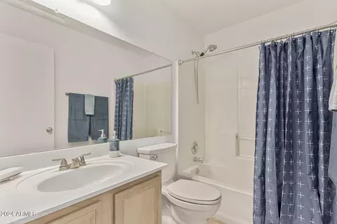 Bath - 2207 E Taro Ln, Phoenix, AZ 85024 photo 2 of 4