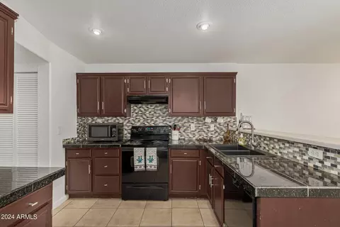 Kitchen - 2207 E Taro Ln, Phoenix, AZ 85024 photo 4 of 4