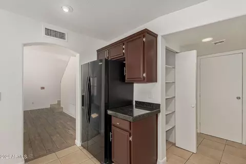 Kitchen - 2207 E Taro Ln, Phoenix, AZ 85024 photo 3 of 4