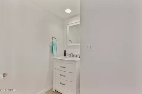Bath - 2207 E Taro Ln, Phoenix, AZ 85024 photo 3 of 4