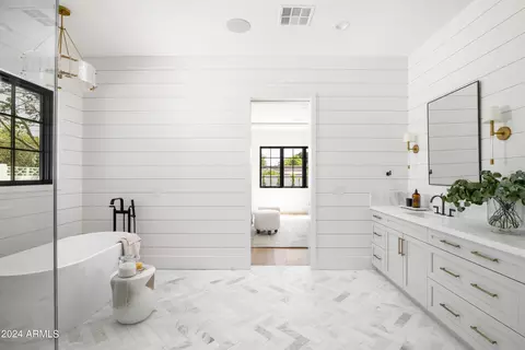 Bath - 3815 Elm St, Phoenix, AZ 85018 photo 4 of 7