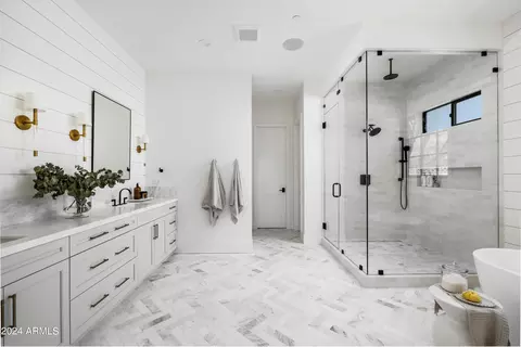 Bath - 3815 Elm St, Phoenix, AZ 85018 photo 1 of 7