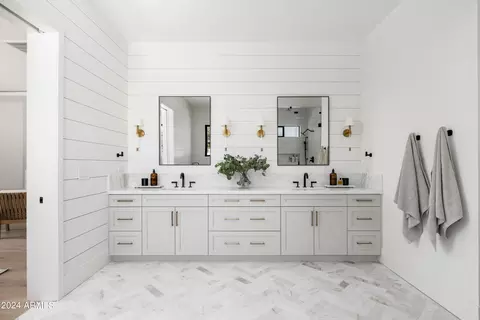 Bath - 3815 Elm St, Phoenix, AZ 85018 photo 3 of 7