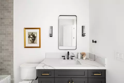 Bath - 3815 Elm St, Phoenix, AZ 85018 photo 6 of 7