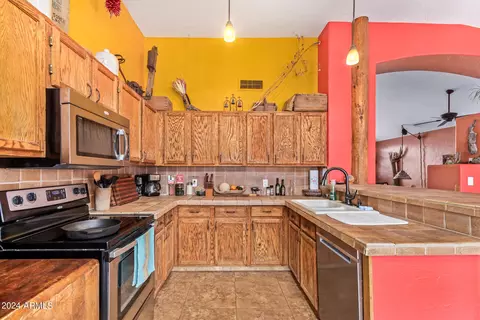 Kitchen - 5047 E Diamond Ave, Mesa, AZ 85206 photo 2 of 2