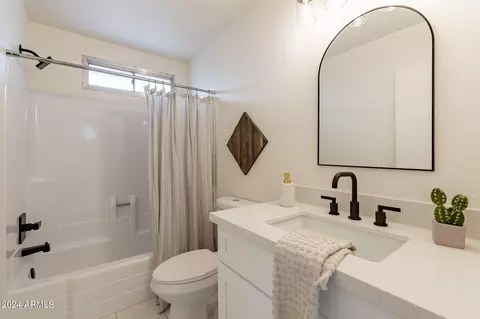 Bath - 4509 E Pecan Rd, Phoenix, AZ 85040 photo 1 of 3