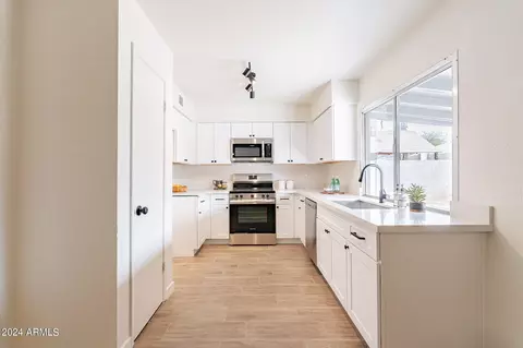 Kitchen - 4509 E Pecan Rd, Phoenix, AZ 85040 photo 1 of 4