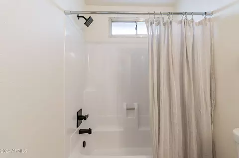 Bath - 4509 E Pecan Rd, Phoenix, AZ 85040 photo 2 of 3