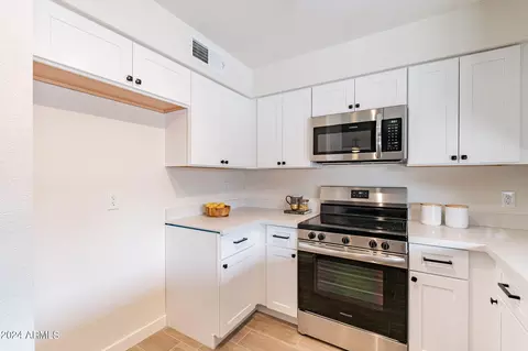 Kitchen - 4509 E Pecan Rd, Phoenix, AZ 85040 photo 3 of 4