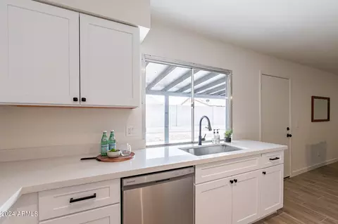 Kitchen - 4509 E Pecan Rd, Phoenix, AZ 85040 photo 4 of 4