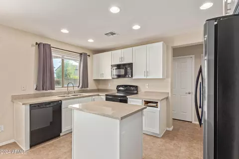Kitchen - 4631 W Juniper Ave, Coolidge, AZ 85128 photo 3 of 5
