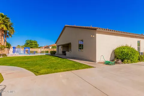 Exterior - 898 E Buffalo St, Gilbert, AZ 85295 photo 7 of 18