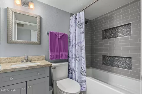 Bath - 5209 N 18th Dr, Phoenix, AZ 85015 photo 3 of 3