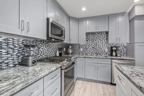Kitchen - 5209 N 18th Dr, Phoenix, AZ 85015 photo 4 of 6