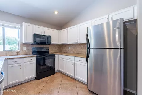 Kitchen - 10249 E Dolphin Ave, Mesa, AZ 85208 photo 3 of 7
