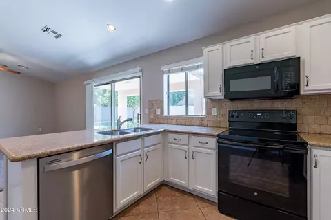 Kitchen - 10249 E Dolphin Ave, Mesa, AZ 85208 photo 5 of 7